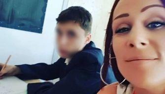 Il figlio fa il maleducato a scuola, la mamma si siede vicino a lui in classe per controllarlo