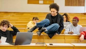 Studenti italiani più annoiati, stressati e aggressivi