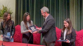 Tre 13enni salvano la vita di un anziano con le tecniche imparate a scuola: premiate dal Comune
