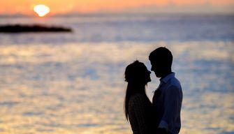 Primo bacio, prendere l'iniziativa o aspettare? Come sciogliere il dubbio