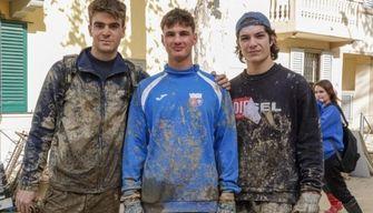 Assenza giustificata per gli studenti volontari che saltano la scuola per spalare il fango