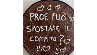 Dolci, dediche e cuori per i prof: la nuova strategia degli studenti per evitare le verifiche a scuola