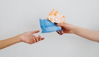 Distributori di assorbenti a scuola, studentesse delle medie lanciano la raccolta firme