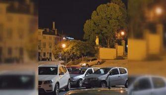 Sbaglia strada, automobile scende la scalinata della chiesa