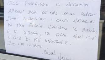 "Sarò a sentire i canti natalizi di mio figlio, il negozio apre più tardi": il biglietto del negoziante fa il giro del web
