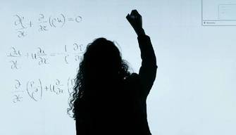 Un insegnante si sfoga sui social: "Gli studenti passano il giorno a ridere, a fissare lo smartphone e a non capire nulla"