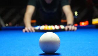 Giocano a biliardo a scuola per imparare la Fisica