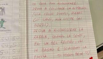 Il maestro che scrive frasi motivazionali ai suoi alunni: "Hai dimostrato che ti impegni, ecco come puoi migliorare"