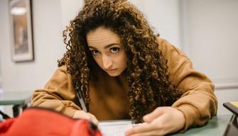 Prof si attacca la soluzione di seconda prova sulla schiena, Maturità a rischio a Roma