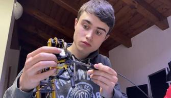 A 17 anni inventa strumento per la diagnosi precoce del Parkinson, la malattia che ha colpito il nonno