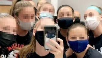Troppo viavai dai bagni, scuola toglie specchi: gli studenti li usavano per foto e video su TikTok