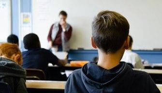 Pagelle scolastiche, 7 genitori su 10 non puniscono i figli per le insufficienze. E 1 su 10 se la prende con i prof