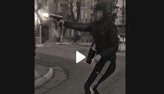 Ragazzi girano video con le pistole e lo postano su TikTok