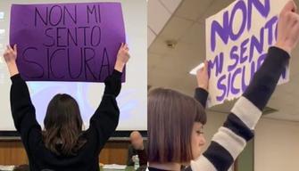Università, studentesse interrompono la lezione e mostrano un cartello: “Non mi sento sicura”