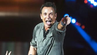 Bruce Springsteen firma la giustificazione scolastica a un fan durante il concerto