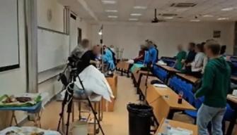 Medici e specializzandi ballano il 'Gioca Jouer' durante corso di autopsia, si scatena la bufera