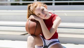 Va a scuola con i pantaloncini da basket, i prof la mandano a casa a cambiarsi