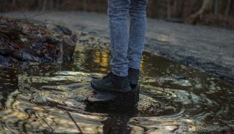 Rissa e botte tra genitori a scuola per una pozzanghera