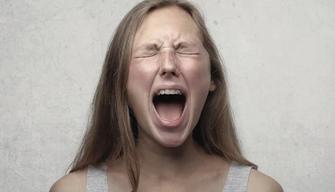 "Urla, dice parolacce, litiga con tutti: la mia prof è folle", lo sfogo della studentessa fa discutere