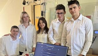 La scuola con il distributore automatico di penne e fogli