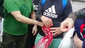 Tifoso del Taranto fa togliere la sciarpa del Bari alla scolaresca in gita