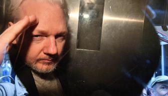 Chi è Julian Assange e di quali reati era accusato?