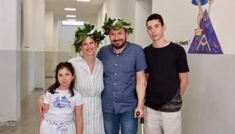 Maturità, marito e moglie si diplomano insieme a 40 anni davanti ai loro due figli