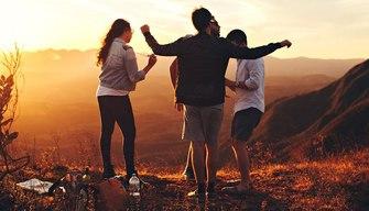 Notte prima degli esami: tra ritrovi davanti scuola, riti portafortuna, preghiere e ripassi, 8 su 10 hanno paura di non chiudere occhio