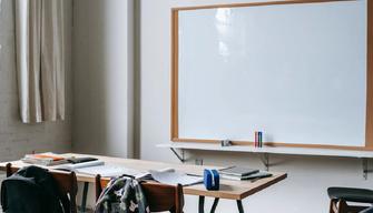 Professore delle medie accusato di abusi su 10 studentesse