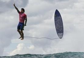 Olimpiadi 2024: la foto perfetta del surfista che vola