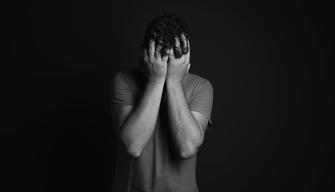 Dice al padre di essere gay, lui lo manda in Africa senza passaporto per tornare