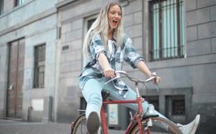 I giovani oggi si muovono “sostenibili”, ma l’Italia è indietro. E per il futuro c’è chi pensa all’auto di proprietà