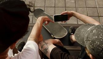 Australia propone età minima per usare i social, in Italia l'appello dei VIP per vietarli agli under 16