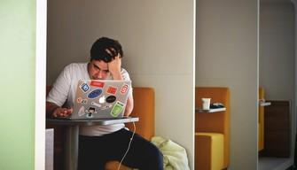 Convivenza al limite: “I miei coinquilini non mi sopportano perché sono introverso”