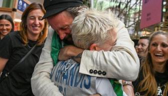 Bebe Vio dopo la medaglia di Bronzo: "Non è l'oro che tutti si aspettavano ma sono felice". E poi abbraccia Jovanotti