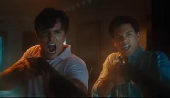 "Monsters, la storia di Lyle ed Erik Menendez", la recensione: cosa pensiamo della nuova serie true crime di Netflix tratta da una storia vera