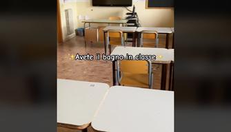 Scuola, questi studenti hanno il bagno in classe: il video su TikTok