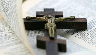 Crocifisso a scuola, sì del municipio a Roma per esporlo nelle classi: scoppia la polemica