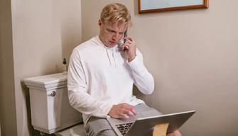 GenZ, un lavoratore su tre ha paura di usare il bagno in ufficio: ecco perché