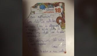 "Nonnini, non vedo l'ora di riabbracciarvi": la lettera di uno studente dimenticata sotto il banco fa commuovere