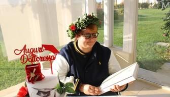 Non può né leggere né scrivere, si laurea per la terza volta grazie a mamma e sorelle che leggono per lei