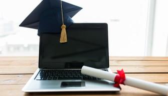 Si laurea con gli esami di un omonimo: confermata la sospensione del prof universitario