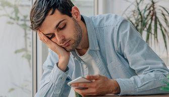 Il mio ragazzo dice che va tutto bene, ma sui social sembra il contrario: cosa fare?