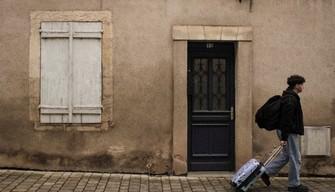 Studente lasciato a piedi di notte sulla statale dal bus: cosa è successo