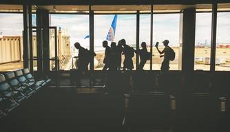 Salta la gita scolastica last minute, 49 studenti bloccati all'aeroporto: troppo pochi i prof