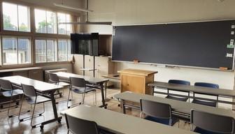 Una finestra si stacca e cade sugli studenti in una scuola di Pesaro