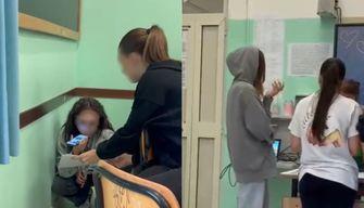 Interrogazione con cuffie e cappuccio: l'amica le suggeriva le risposte al telefono (e prende otto)