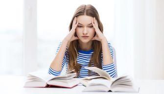 "Ho 24 anni e mi sento vecchia per continuare gli studi": lo sfogo dell'universitaria scatena i commenti