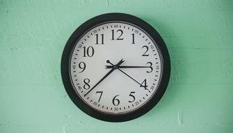 Dalle scuole del Regno Unito stanno scomparendo gli orologi con le lancette. Il motivo? Gli studenti non sanno più leggerli