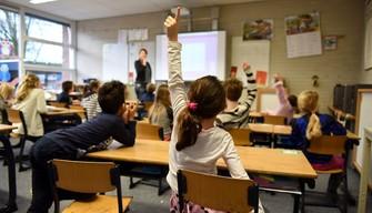 Italiani e stranieri in due scuole diverse: accade (oggi) nelle elementari di un paese